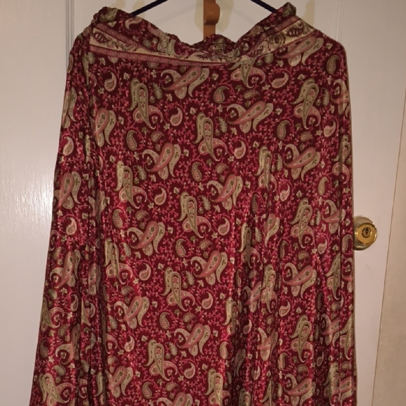 Elegant Paisley Print Red and Cream Skirt Set - Picture 6 of 9